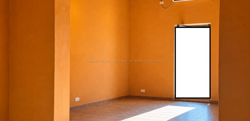 AFFITTASI FONDO COMMERCIALE CON BALCONE – ZONA ARDENZA