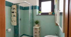 VENDESI APPARTAMENTO CON TERRAZZA, GIARDINO E AMPIO GARAGE