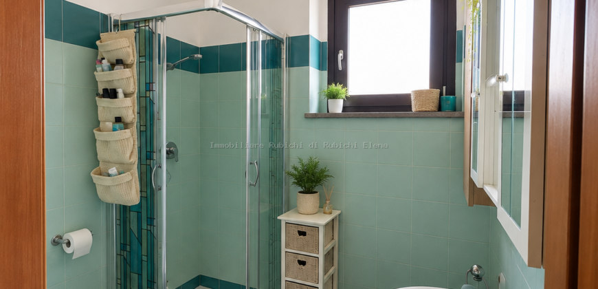 VENDESI APPARTAMENTO CON TERRAZZA, GIARDINO E AMPIO GARAGE