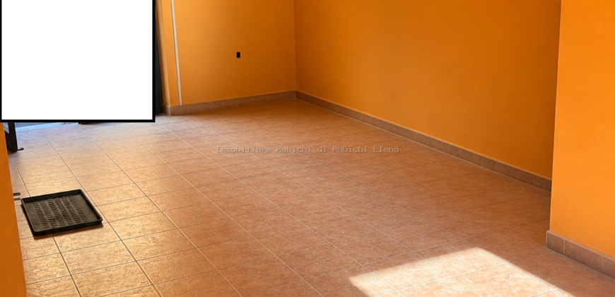 AFFITTASI FONDO COMMERCIALE CON BALCONE – ZONA ARDENZA
