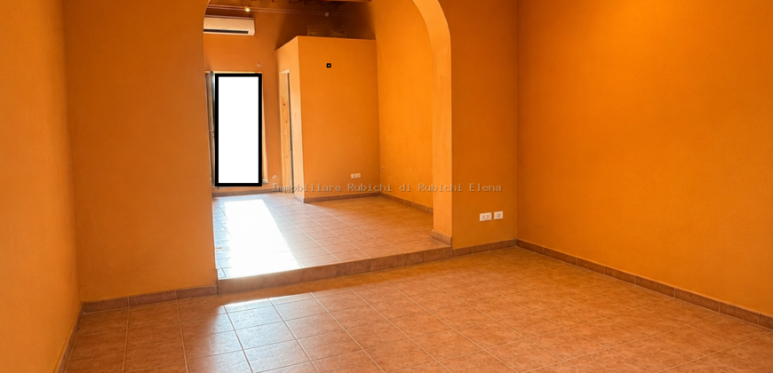 AFFITTASI FONDO COMMERCIALE CON BALCONE – ZONA ARDENZA
