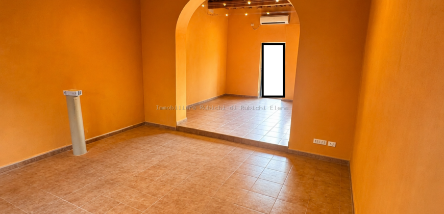 AFFITTASI FONDO COMMERCIALE CON BALCONE – ZONA ARDENZA