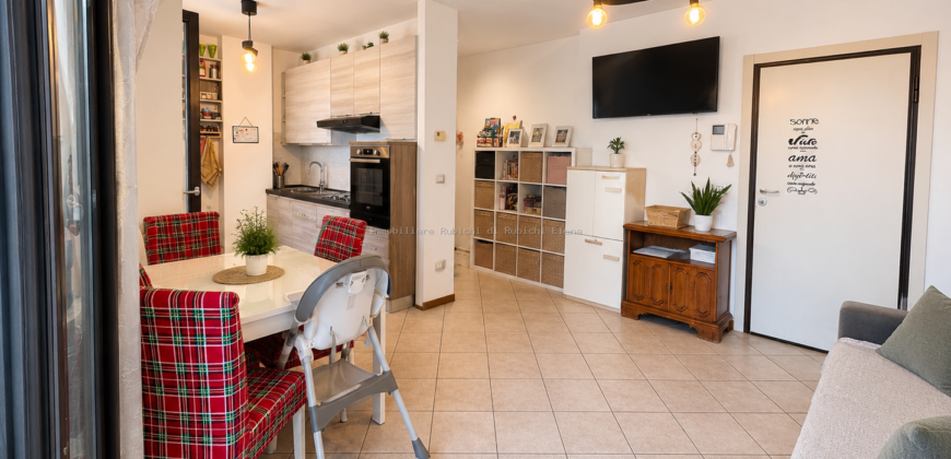 VENDESI APPARTAMENTO CON TERRAZZA, GIARDINO E AMPIO GARAGE