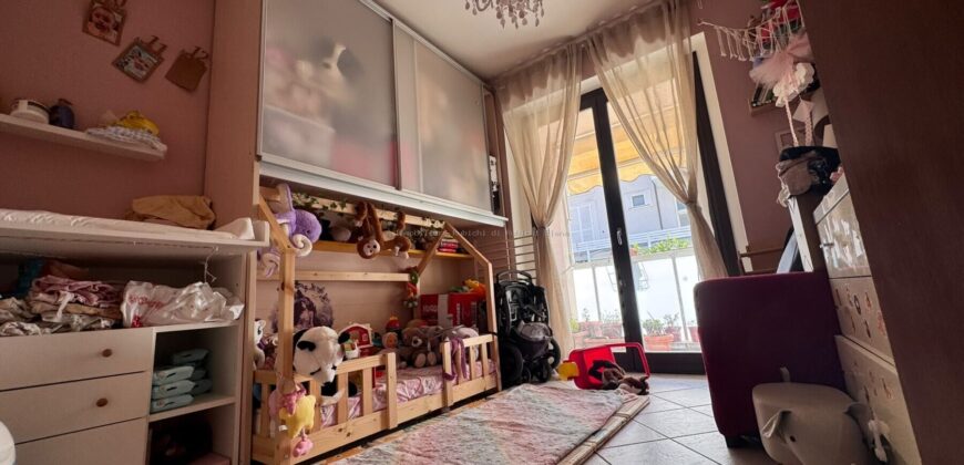 VENDESI APPARTAMENTO CON TERRAZZA, GIARDINO E AMPIO GARAGE