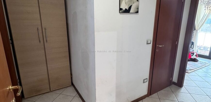 VENDESI APPARTAMENTO CON TERRAZZA, GIARDINO E AMPIO GARAGE