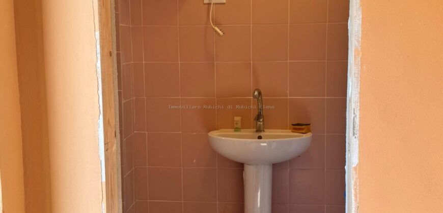 AFFITTASI FONDO COMMERCIALE CON BALCONE – ZONA ARDENZA