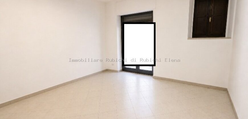 VENDITA FONDO COMMERCIALE RISTRUTTURATO – ZONA CAVOUR