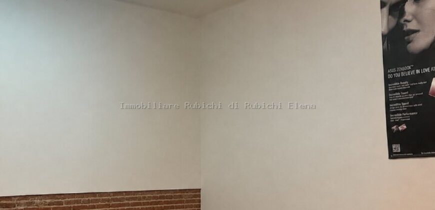 VENDITA FONDO COMMERCIALE RISTRUTTURATO – ZONA CAVOUR