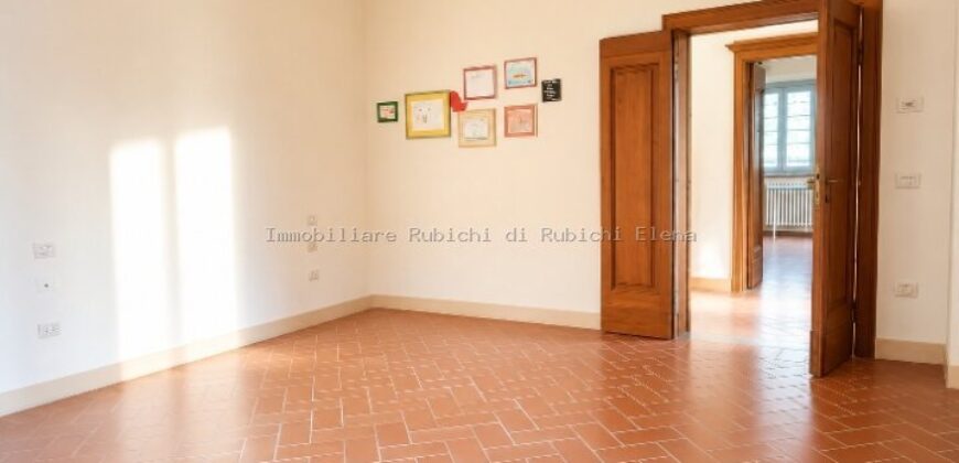 AFFITTASI SPLENDIDO APPARTAMENTO CON GIARDINO E POSTO AUTO