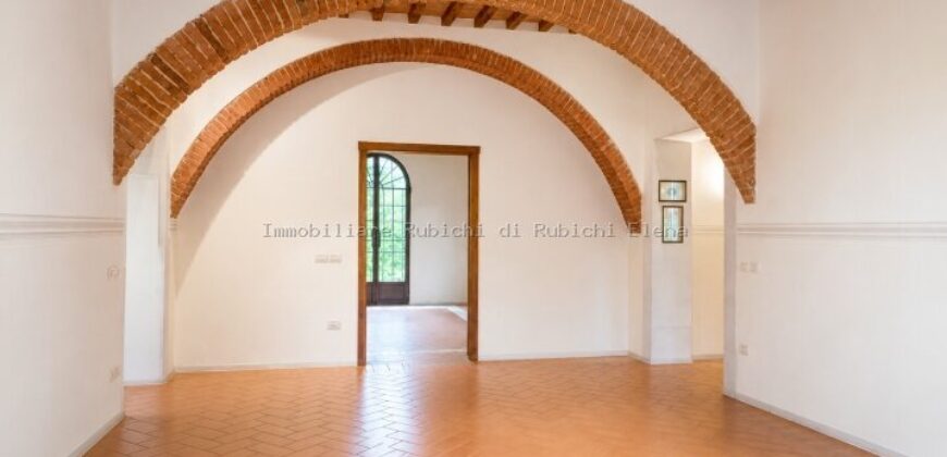 AFFITTASI SPLENDIDO APPARTAMENTO CON GIARDINO E POSTO AUTO