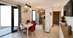 VENDESI APPARTAMENTO CON TERRAZZA, GIARDINO E AMPIO GARAGE
