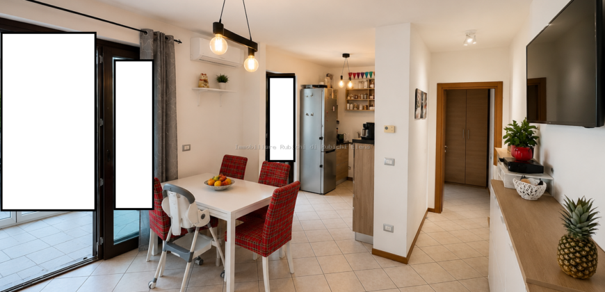 VENDESI APPARTAMENTO CON TERRAZZA, GIARDINO E AMPIO GARAGE