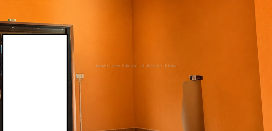AFFITTASI FONDO COMMERCIALE CON BALCONE – ZONA ARDENZA